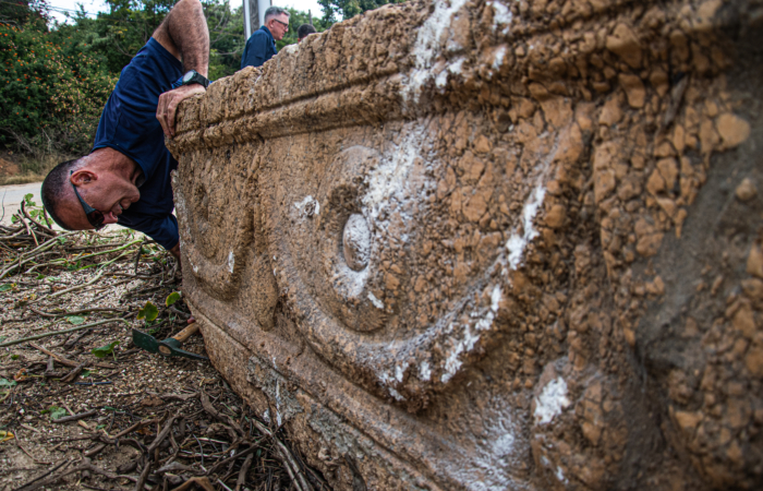 Les sarcophages sont en pierre locale, rosée, probablement issue des collines de Judée ou de Samarie. Photo : Yoli Schwartz Israel Antiquities Authority 