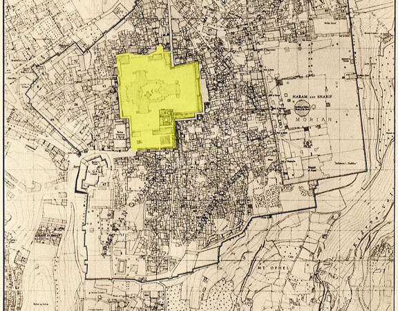 L’accès par le sud se fait à la Porte de Jaffa tandis que l’accès nord prévoit que le souq du Khan Ez- Zeit -  qui reprend l’axe de l’antique cardo maximus - soit élargi pour faire naître un grand boulevard qui connectera l’édifice à la Porte de Damas.