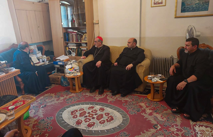 S.B. Le patriarche, Cardinal Pizzaballa rencontre dans les locaux de la paroisse Saint-Porphyre Mgr Alexios de Tibériade évêque et pasteur de la communauté grecque-orthodoxe de la bande de Gaza.   ©Issa Antone