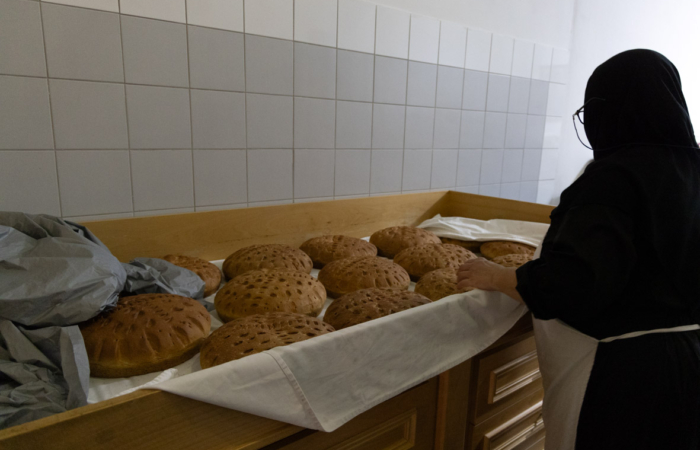 C'est bientôt fête dans le calendrier julien avec la Pentecôte. Sr Sérafima a préparé les "pains sucrés" qui sont offerts . ©MAB/TSM