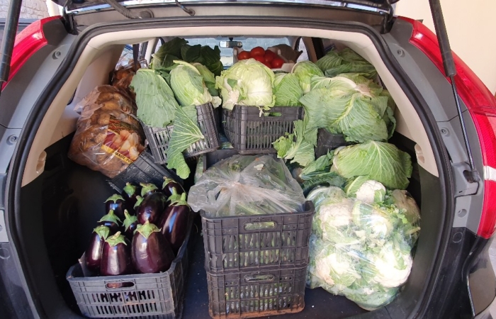 Frère Toufic a fait des pleins hebdomadaires de 400 euros de légumes avant de les livrer dans le sud ©DR