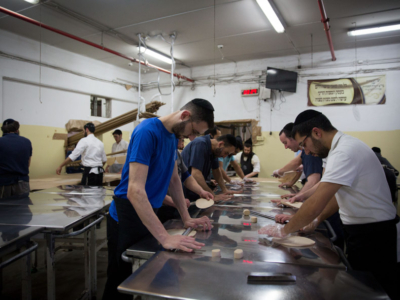 Cuisson contre la montre : la fabrique du pain  de la Pâque juive