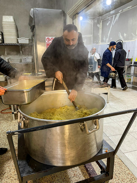 Alep
Frère Harout Samouian, franciscain syrien, est en charge de la cuisine qui distribue chaque jour 1 000 repas gratuits 
pour les pauvres.
